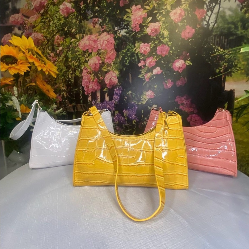 Elegant Croc-Embossed Shoulder Bag